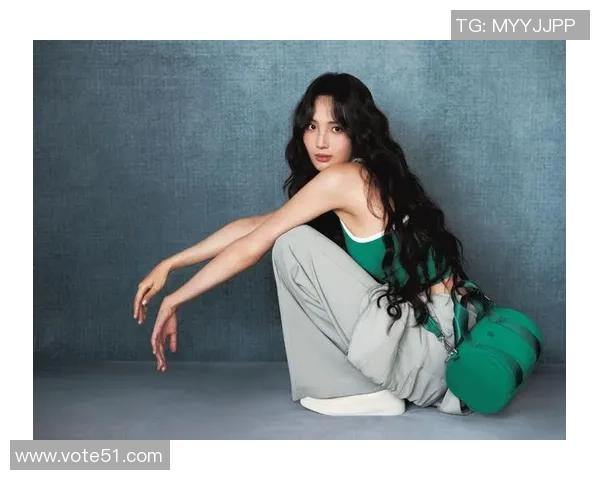 足坛巨星女友写真集锦展现甜蜜瞬间与时尚风采